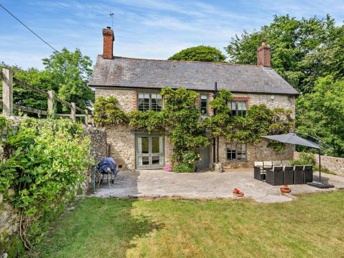 Axminster House | Family-Friendly 4 Bed Accommodation in Charmouth THEFA