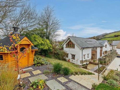 Croyde House | Family-Friendly 4 Bed Retreat in Croyde with Kitchen