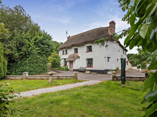 East Portlemouth House | Cozy 4-Bed Retreat in Dartmoor National Park Awaits You
