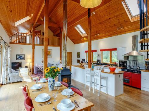 Muirshearlich House | Comfortable 4-Bed Retreat in Fort William with Hot Tub