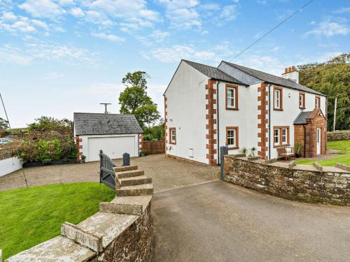 Hayton House | Family-Friendly 4 Bed Retreat in Hayton with Hot Tub