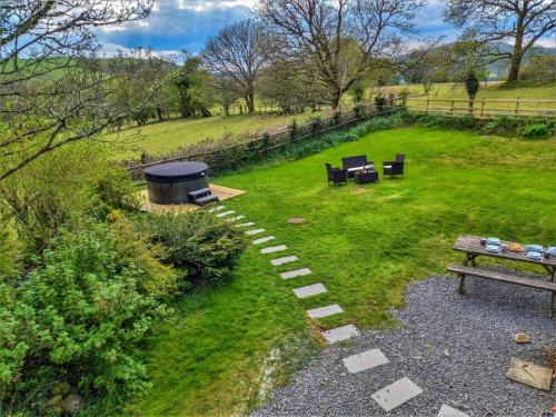 Llandovery House | Cozy 4-Bed Retreat in Llandovery with Hot Tub Access