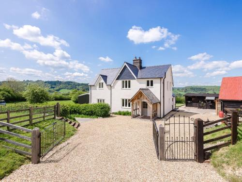 Caersws House | Family-Friendly 4-Bed Retreat in Llanidloes