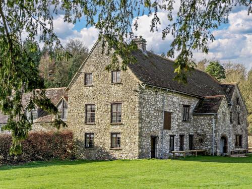 Llanover House | Family-Friendly 4-Bed Retreat in Llanover Awaits You