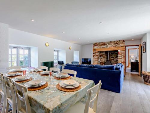West Lulworth House | Family-Friendly 4-Bed Retreat in Lulworth Cove
