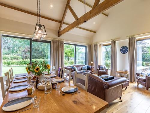 Shaftesbury House | Family-Friendly 4 Bed Retreat in Melbury Abbas with Hot Tub