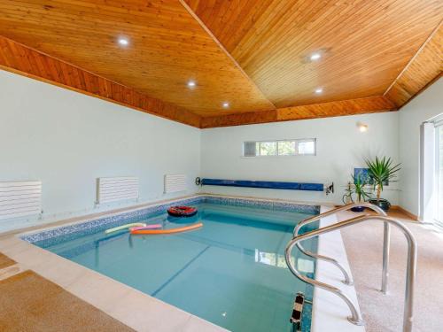 Netley House | Family-Friendly 4-Bed Retreat in Netley with Pool Access