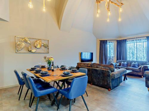 Newquay House | Family-Friendly 4-Bed Retreat in Newquay with Hot Tub