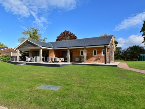Felton House | Discover a Family Retreat with Hot Tub in Oswestry