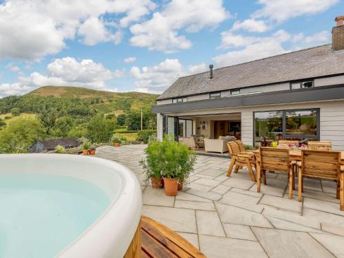 Oswestry House | Family-Friendly 4-Bed Retreat in Oswestry with Hot Tub