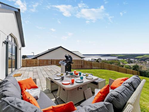 Polruan House | Cozy 4-Bed Retreat in Polruan - Pet & Child Friendly