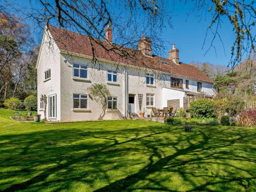 Wareham House | Cozy 4-Bed Retreat in West Holme - Pet and Child Friendly