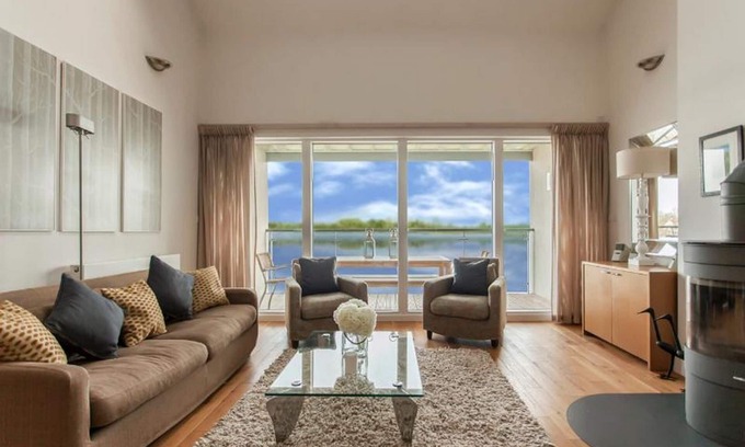 Somerford Keynes House | Ideal Lakeside Retreat with Pool and Family Amenities