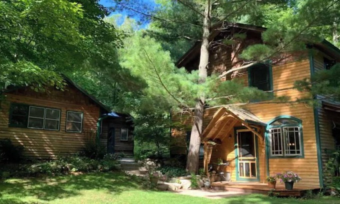 Bear Lake Cabin | Cozy 4 Bed Lodge & 1 Bed Cottage with Ocean Views