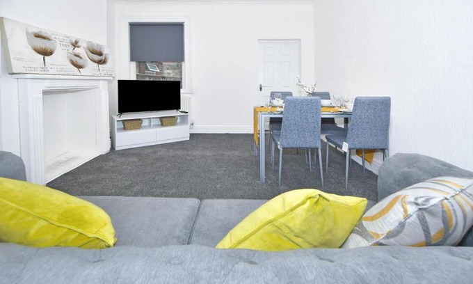 Forsbrook Apartment | Family-Friendly 4-Bed Room Near Alton Towers in Stoke