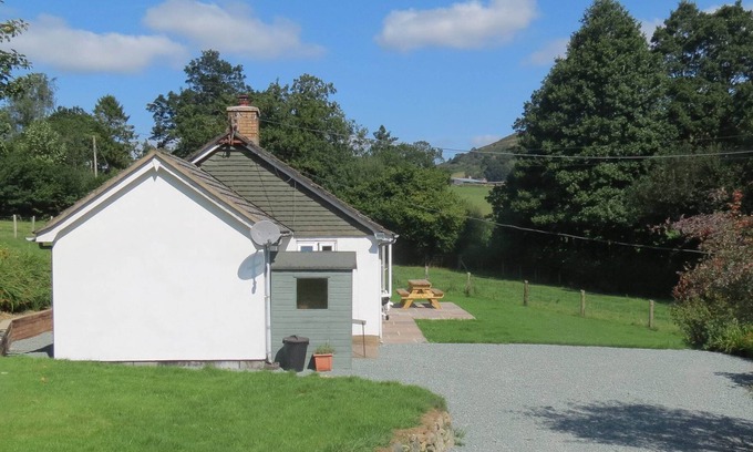 Oswestry Cottage | 4 bedroom accommodation in Llanrhaeadr-ym-Mochnant