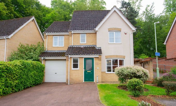 Brandon House | Ideal Family Retreat with Spa near Thetford Forest