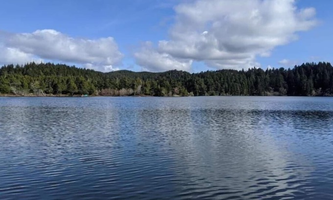 Florence House | Lakefront Escape: 4 Bedroom Home with Dock & Top Rating