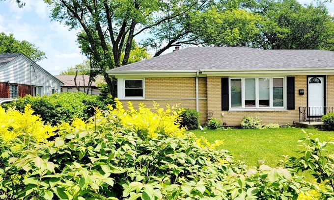 Glenview House | Convenient 4 Bedroom Retreat Near O'Hare and Attractions