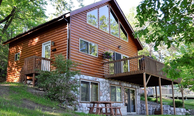 Nevis Cabin | Secluded 4-Bedroom Cabin with Lake View & Breakfast