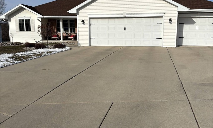 Howard House | Ideal 4 Bedroom Home for the 2025 NFL Draft in Green Bay