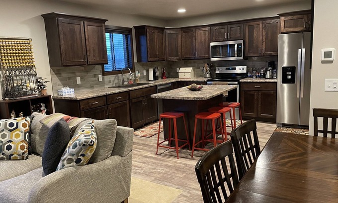 Buffalo Ridge House | Spacious Townhouse in Sioux Falls: Guest Rated 9.8/10!