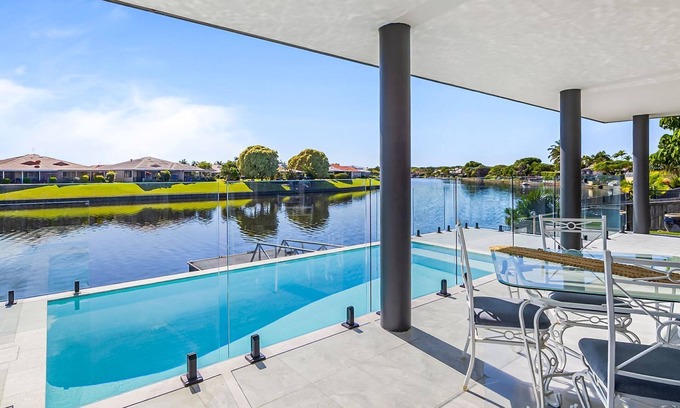 Wurtulla House | 4 bedroom 3 bathroom house on canal, sleeps 12, pool