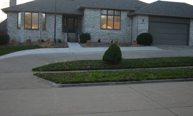 Turners House | Relax in King Bed with Jacuzzi, Steam Room & Massage Chair