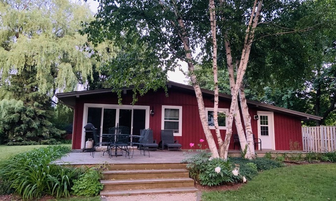 Dashwood Cottage | Lakefront Retreat with Firepit & Kayaks near Grand Bend