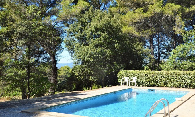 La Tour-d'Aigues House | Impeccable 4-Bedroom Retreat in La Tour D'Aigues