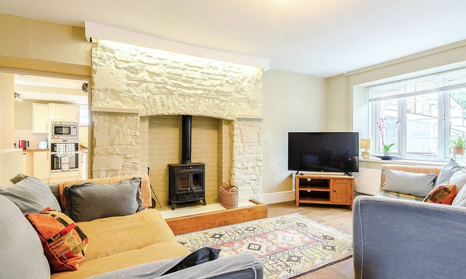 Talybont-on-Usk Cottage | Cozy Family Retreat in Talybont On Usk - Pet Friendly!