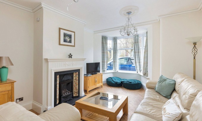 Lytham St. Anne's Cottage | Pet-Friendly 4 Bedroom Stay with Ocean View in Lytham