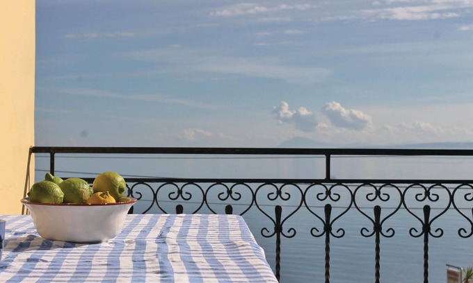 Ilia House | Perfect 4 Bedroom Retreat with Oceanfront Views in Loutra Aidipsou
