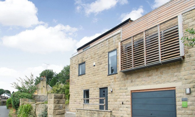 Knaresborough Cottage | Modern High Trees View: Pet-Friendly with Great Amenities