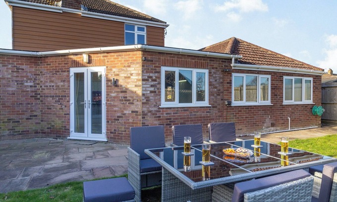 King's Lynn Cottage | Elegant Retreat Near Attractions with Pet-Friendly Amenities