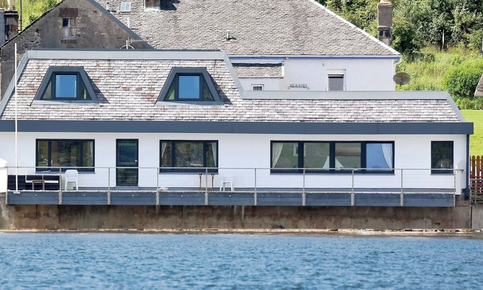 Tighnabruaich Cottage | Exceptional 4 Bedroom Retreat in Tighnabruaich with Ocean Views