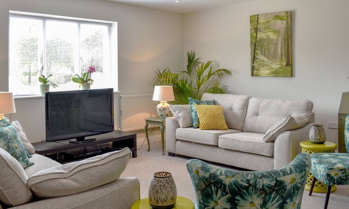 Parley Cottage | Family-Friendly 4 Bedroom Stay Near Bournemouth Awaits