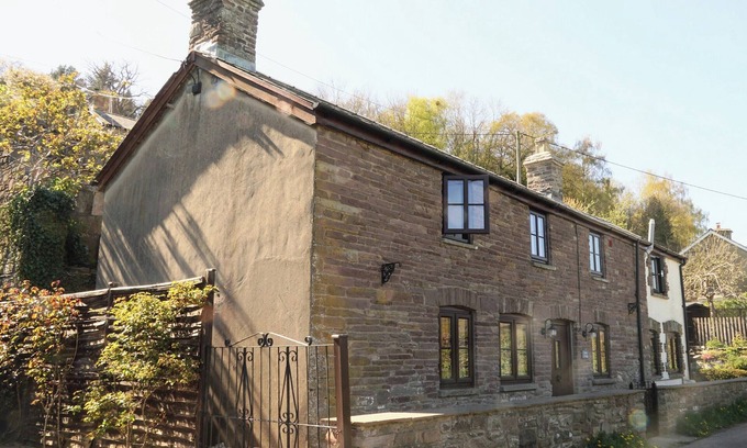 Llangattock Cottage | Charming Cottage Near Crickhowell - Perfect for Exploration