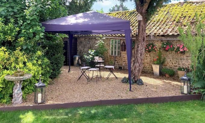 Stoke Ferry Cottage | Spacious 4 Bedroom Retreat in Stoke Ferry with Lake View