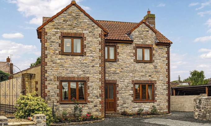Bridgwater Cottage | Ideal 4-Bedroom Getaway in Chilton Polden Near Glastonbury