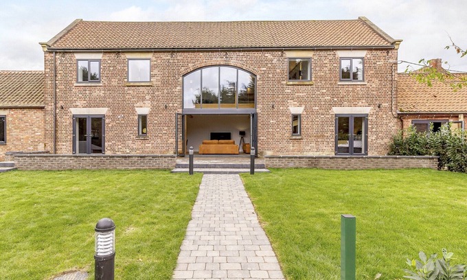 Mansfield Cottage | 4 bedroom accommodation in Edwinstowe