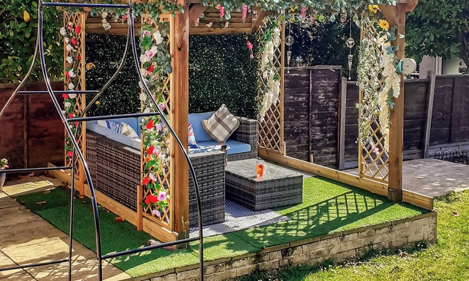 Folkestone Cottage | Enjoy a 4 Bedroom Stay in Folkestone with Ocean Views