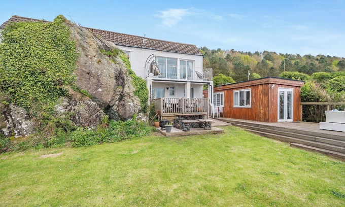 Girvan Cottage | Pet-Friendly 4 Bedroom Retreat with Ocean View in Lendalfoot