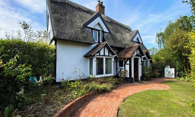 Stowmarket Cottage | Idyllic Thatched Cottage in Stowmarket with Lake Views