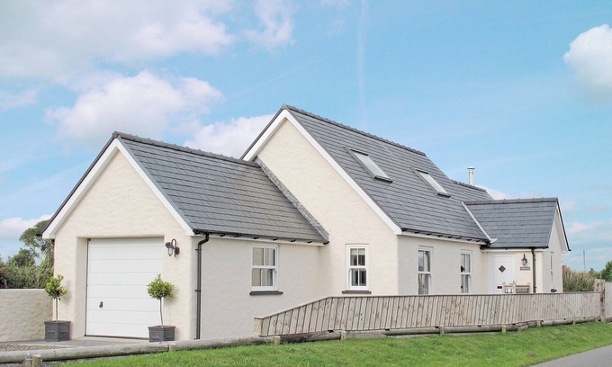 Whitland Cottage | Immaculate 4-Bedroom Retreat in Tavernspite with Spa