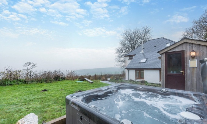 Llangeler Cottage | Spacious 4 Bedroom Retreat with Spa & Hot Tub in Llandysul