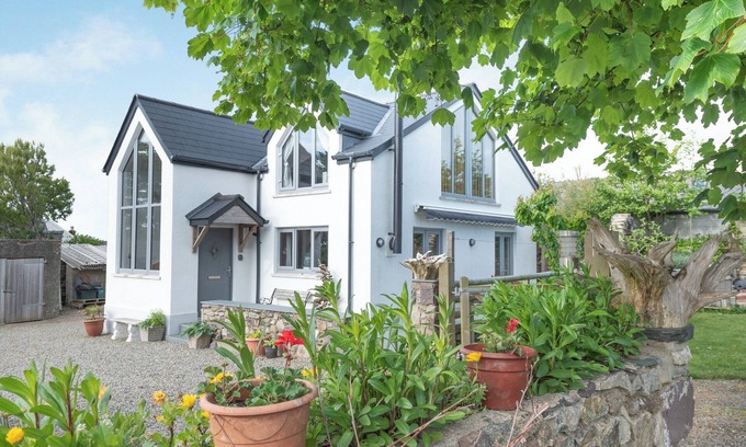 St Davids Cottage | Spacious 4 Bedroom Retreat in St Davids for Your Getaway