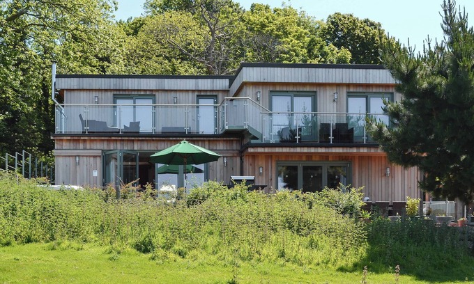 Icklesham Cottage | Eco-Friendly Getaway with Serene Rural Views Near Rye