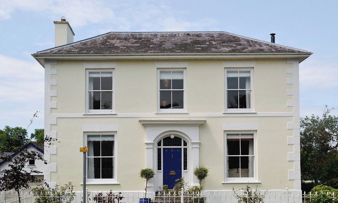 Aberaeron Cottage | Exceptional 4 Bedroom Retreat with Oceanfront Views