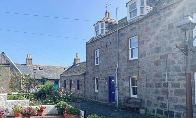 Central Aberdeen Cottage | Cozy 4-Bedroom Retreat with Ocean Views Near Aberdeen